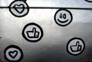 Developper le Thought Leadership de votre Comité de Direction. Emoji peints sur une plaque en tôle