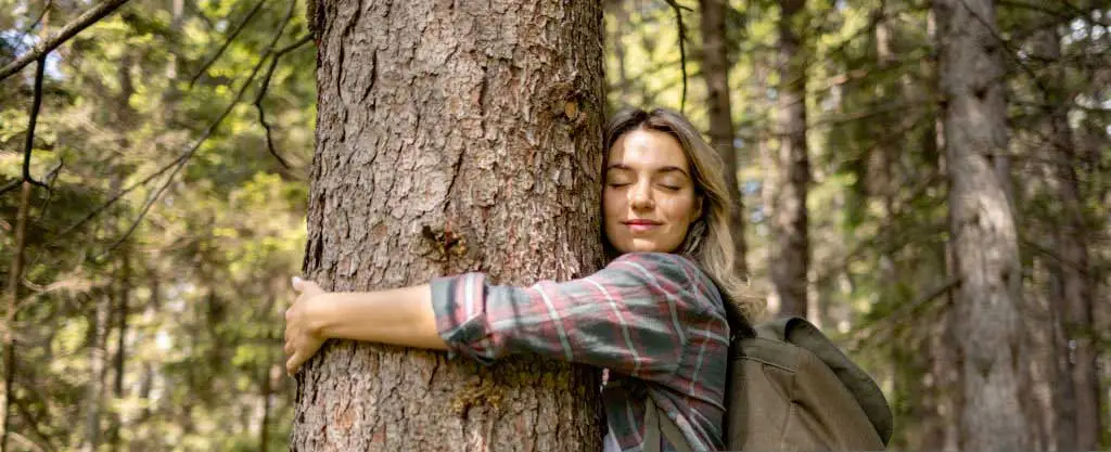 Faire un calin aux arbres le temps d'un weekend digital detox - Tree hugging