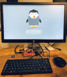 Le système d'exploitation Armbian installé sur un raspberry Pi et un moniteur HP