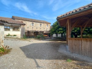 La cour intérieure de la ferme de Pierre Rabhi les Amanins