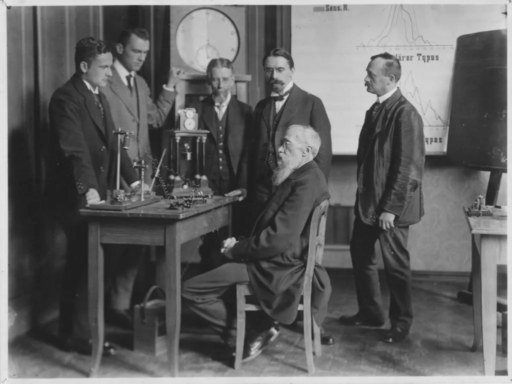 Wilhelm Wundt fonde le premier laboratoire de psychologie expérimentale à Leipzig en 1879