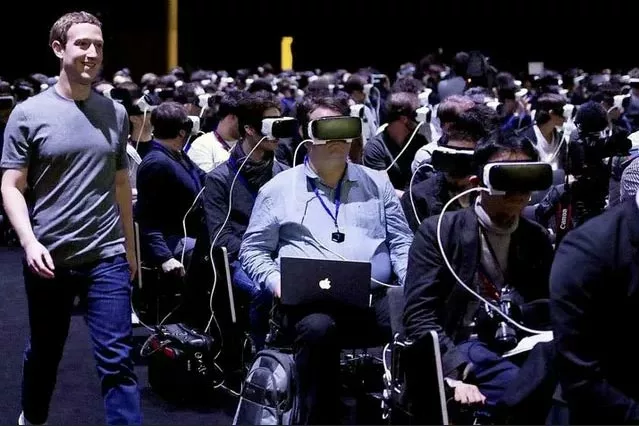 Mark Zuckerberg marchant au Mobile World Congress devant une audience équipée de casques de réalité virtuelle - vision dystopique