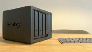 NAS Synology modèle DS923+ et clavier Apple magic keyboard