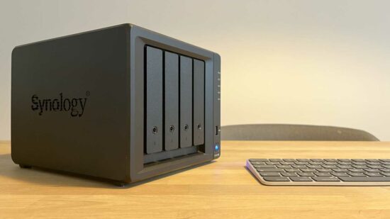 NAS Synology modèle DS923+ et clavier Apple magic keyboard